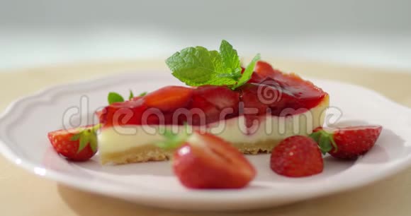 盘子里有草莓芝士蛋糕视频的预览图