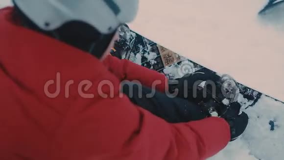 山里的人在滑雪视频的预览图