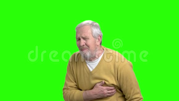 心脏病发作的成熟男人绿屏视频的预览图