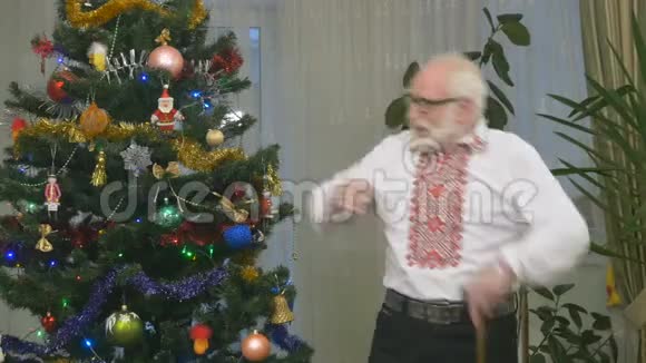 快乐老人在圣诞树附近跳舞视频的预览图
