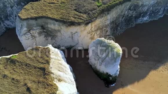 在肯特郡的白色悬崖上飞越植物湾视频的预览图