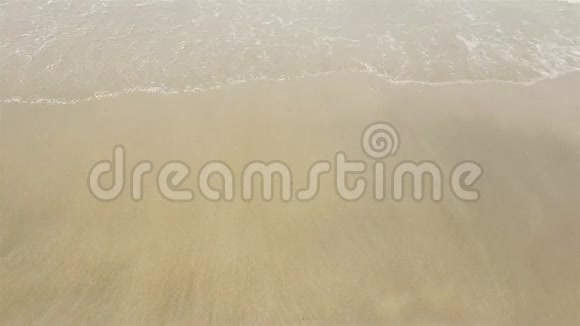 平静的海浪拍打着沙滩视频的预览图