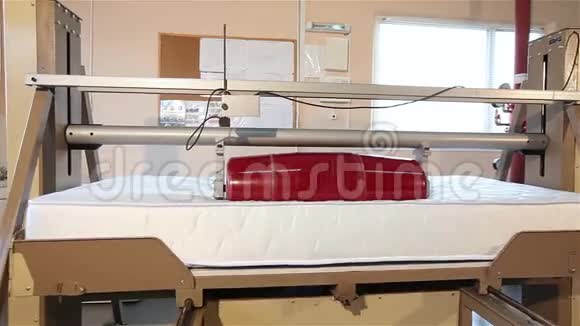 床垫应力测试床垫生产床垫质量控制机器的耐久性测试视频的预览图