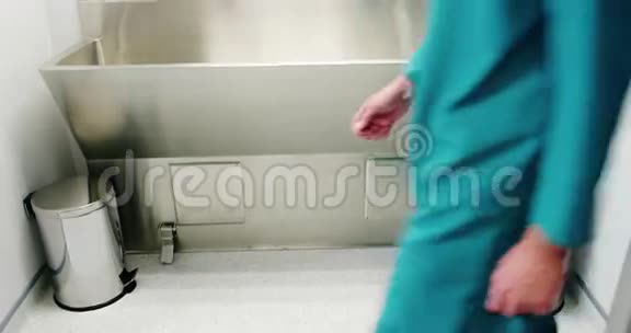 男性外科医生洗手视频的预览图