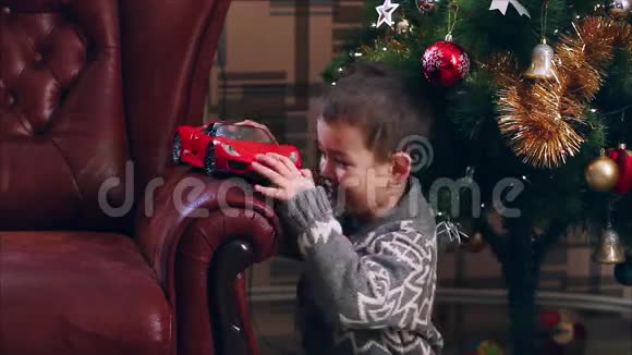 戴着圣诞老人帽子的小男孩在玩视频的预览图