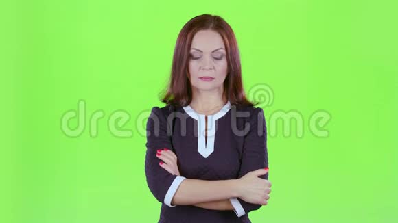 女士对她的男朋友很生气她尖叫和手势告诉他离开绿色屏幕视频的预览图