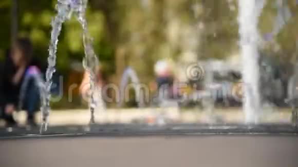 夏天城市公园里美丽的喷泉视频的预览图