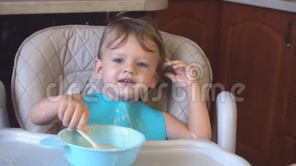 小男孩早餐吃粥视频的预览图
