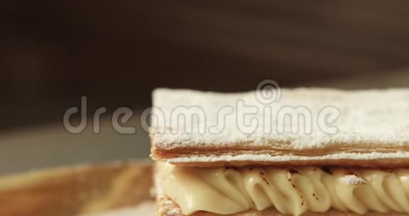 糖粉覆盖的膨化糕点饼视频的预览图