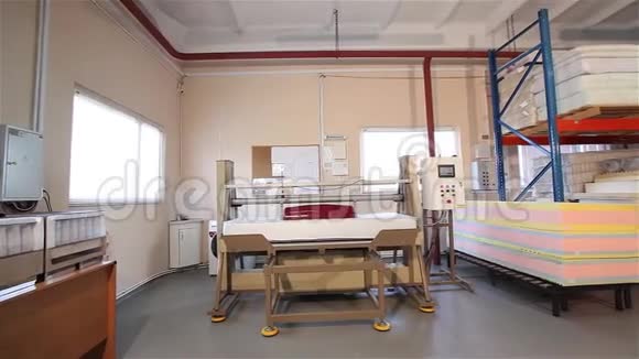 床垫应力测试床垫生产床垫质量控制机器的耐久性测试视频的预览图
