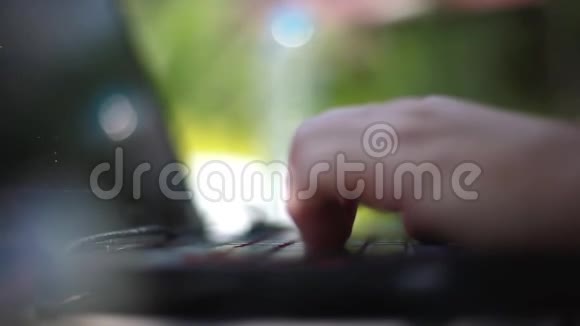 男人的手在热带岛屿上用笔记本电脑工作背景上模糊的bokeh灯1920x1080视频的预览图
