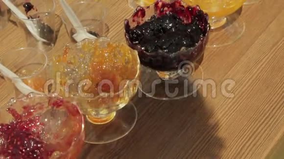 各种罐子的水果果酱视频的预览图