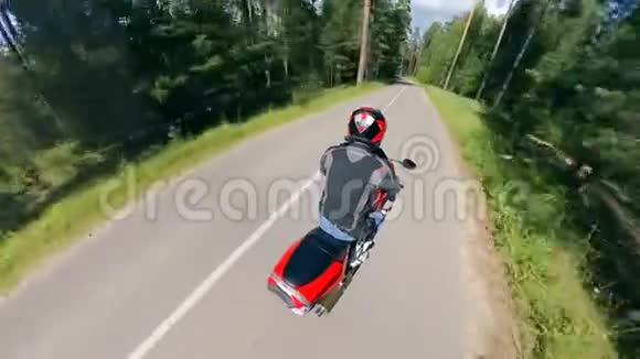 摩托车上人的快速驾驶摩托车在路上视频的预览图