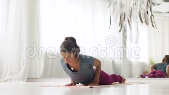 女子在瑜伽馆做向上的狗姿视频的预览图