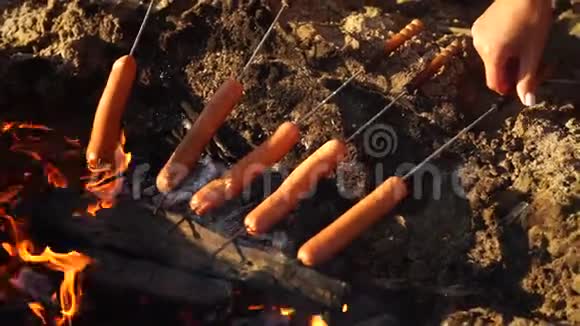 在夏季的一天用香肠串烧成火的特写镜头视频的预览图