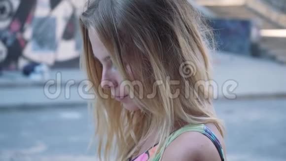 年轻的金发女孩穿着眼镜对着镜头摆姿势慢镜头拍摄视频的预览图