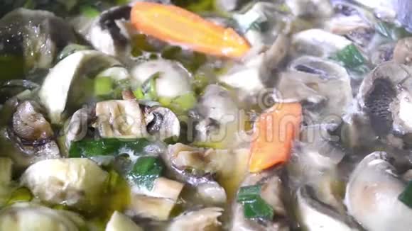 用希腊橄榄油煎煮蔬菜的蘑菇视频的预览图