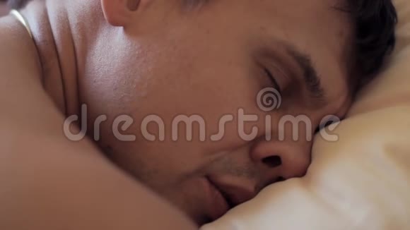 女人醒来在床上和睡着的肌肉男朋友说话清晨视频的预览图