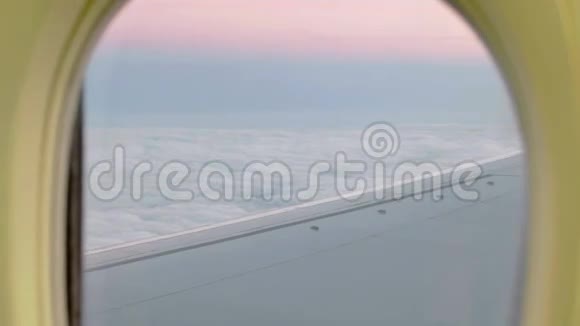 窗户里的云彩和飞机的翅膀视频的预览图
