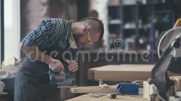 他工作站的时尚工匠有纹身的现代木工视频的预览图