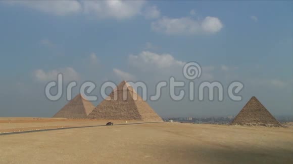 开车到吉萨金字塔的路上视频的预览图