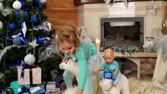 小女孩拿着圣诞礼物孩子不想被分礼物女孩在圣诞树附近玩耍视频的预览图