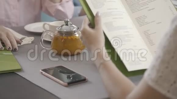 女人来到一家咖啡馆看菜单下菜视频的预览图