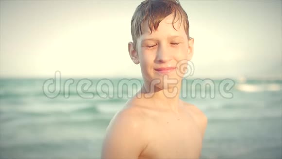 特写美女少年少女热带海滩慢动作的肖像库存录像视频的预览图
