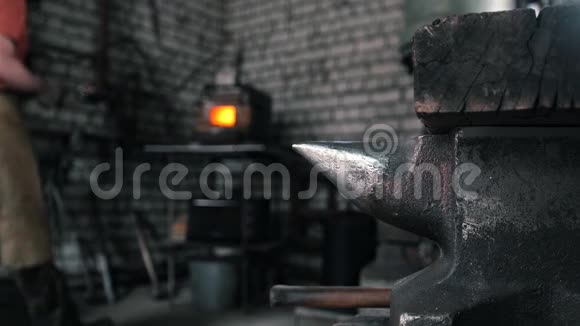 铁砧在铁匠的背景上他的背站在框架中模糊的视频的预览图
