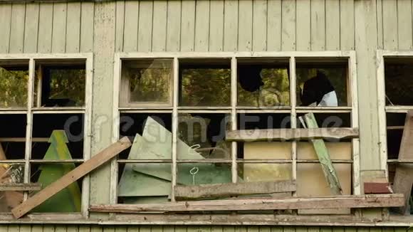 废弃房屋的墙壁和窗户秋天的白天光滑的娃娃射击视频的预览图