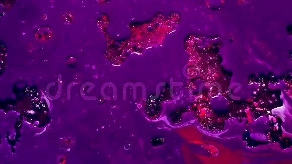 紫罗兰水彩墨在油水中冷却趋势屏保视频的预览图