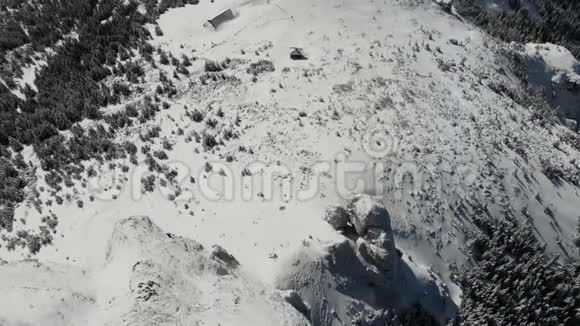 在山上的CeahlauToaca气象站的鸟瞰图视频的预览图