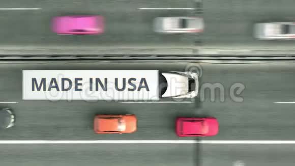 美国制造的拖车空中俯视图沿高速公路行驶与美国商业有关视频的预览图