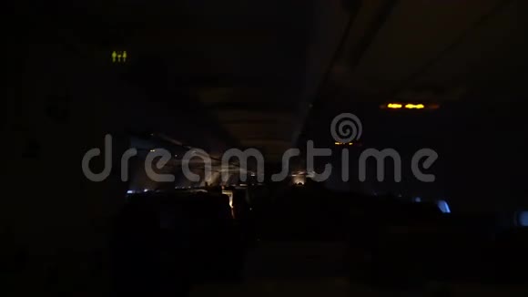 夜间飞行期间的飞机沙龙视频的预览图