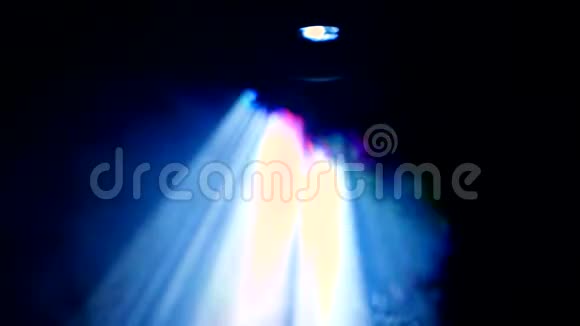 暗影院烟雾中投影仪的工作镜头顶部视图视频的预览图