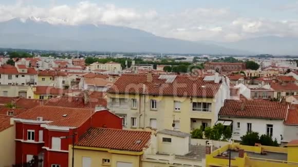 阳光明媚的一天中世纪法国佩皮尼南镇的现代红色屋顶视频的预览图