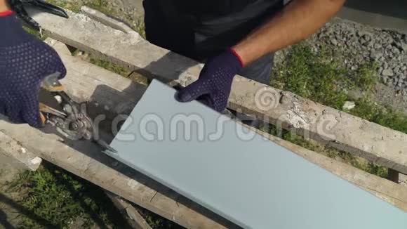 工人手戴防护手套准备PVC窗台切割金属用剪刀特写视频的预览图