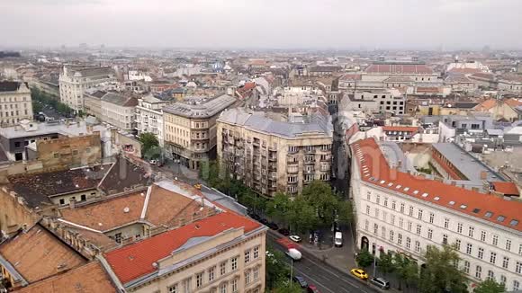 从圣伊斯特万巴西利卡到布达佩斯的道路的空中景观布达佩斯历史地区房屋屋顶视频的预览图