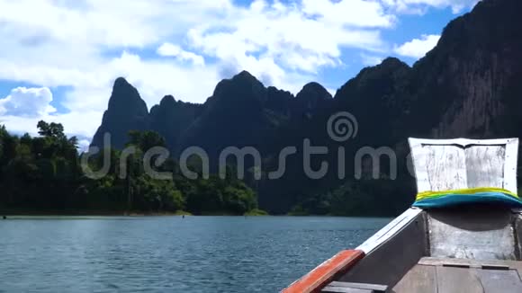 长尾船在美丽的群山中沿着湖边航行周兰视频的预览图