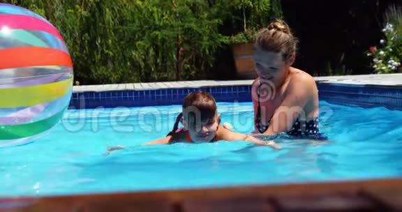 母亲协助女儿游泳视频的预览图