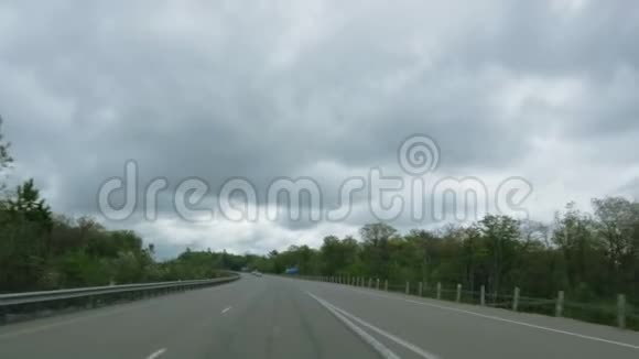 在一条多云的加拿大乡村公路上视频的预览图