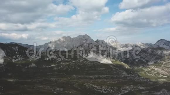 从山顶自然小径树木和植物的山植被天空和云的背景鸟瞰视频的预览图