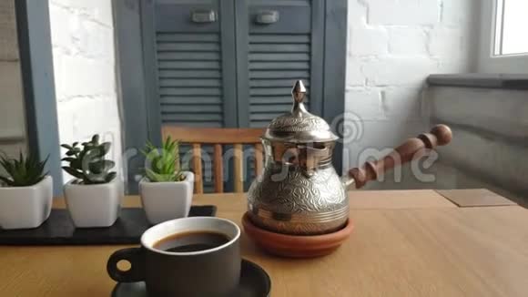 提供咖啡壶和天然咖啡一杯咖啡放在桌子上咖啡作为早餐视频的预览图