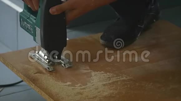 木工切割木板的特写一个人用手握圆锯切一块木头视频的预览图