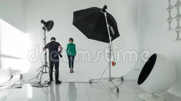 摄影师和模特在工作室工作的时间视频的预览图