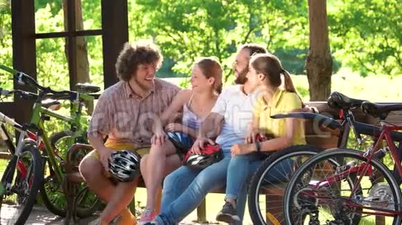 一群年轻骑自行车的人骑着车后休息视频的预览图
