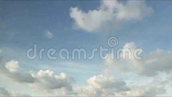 在云下飞翔视频的预览图