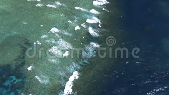 澳大利亚大堡礁空中海浪撞击珊瑚视频的预览图