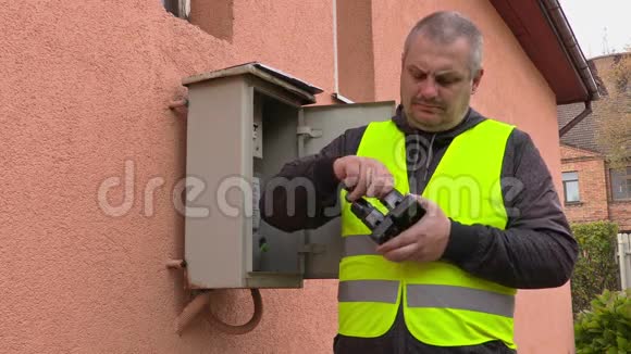 电工在房子附近检查保险丝盒视频的预览图