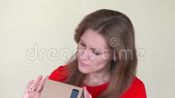 严肃的女人用纸板虚拟眼镜视频的预览图